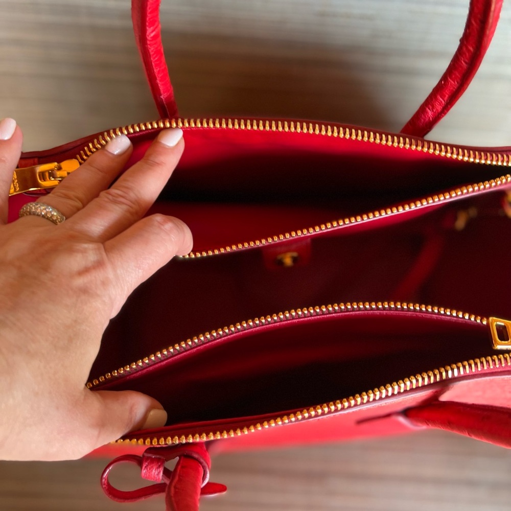 Prada GORGEOUS Ostrich leather coral  handbag , gold tone hardware - Picture 6 of 6